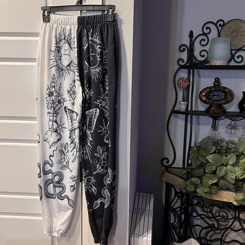 Black and White Celestial Print Women's Joggers Size S